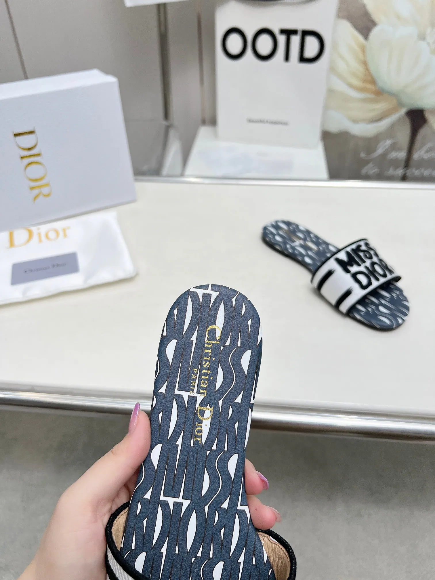 👟👟Ex-factory price 300👟👟 •Dior women's presbyopic embroidered leather-soled slippers Christian Dior has always been synonymous with magnificence and elegance, and has always been at the top of the fashion world👍 What is particularly worth mentioning is: the embroidered ✨ pattern on the sole, which reproduces one of the cherished symbols of Christian Dior✅More than a hundred colors to choose from ◽️️Upper: selected top-quality embroidered cotton ◽️Inner lining: imported sheepskin ◽Number 35-40 (41.42.43 customized)
